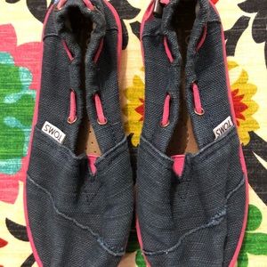 EUC Tom’s dark denim adjustable slip on size 1